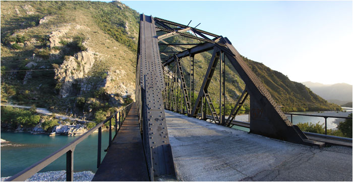 Brcke ber dem Fluss Vjosa / Bridge over the River Vjosa