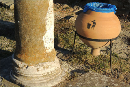 Amphore als Mlleimer / Amphora as rubbish bin