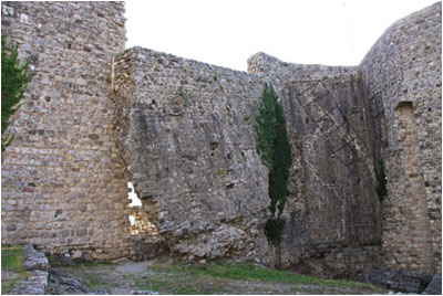 Beschdigte Burgmauer, Bar, Montenegro / Damaged castle wall, Bar, Montenegro