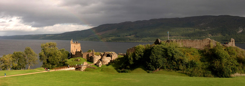 Anklicken zum Vergrern / Click for larger picture. Urquhart Castle and Loch Ness 21.9.04