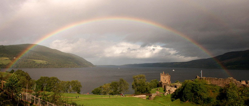 Anklicken zum Vergrern / Click for larger picture. Rainbow over Urquhart Castle, Loch Ness 21.9.04