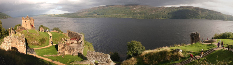 Anklicken zum Vergrern / Click for larger picture. Urquhart Castle and Loch Ness panorama  21.9.04