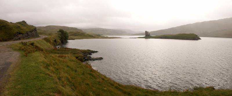Anklicken zum Vergrern / Click for larger picture. Ardvreck Castle at Loch Assynt - Panorama 27.9.04