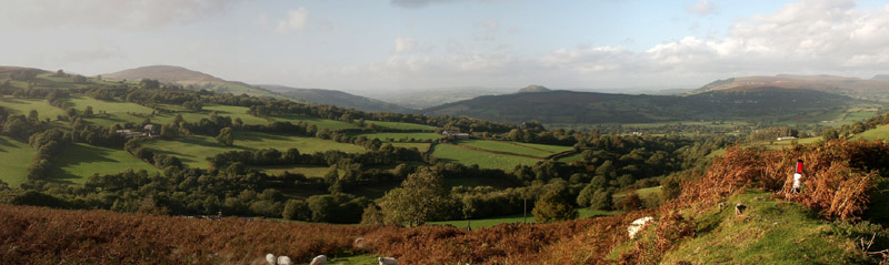 Anklicken zum Vergrern / Click for larger picture. Brecon Beacons Panorama 1 2.10.04