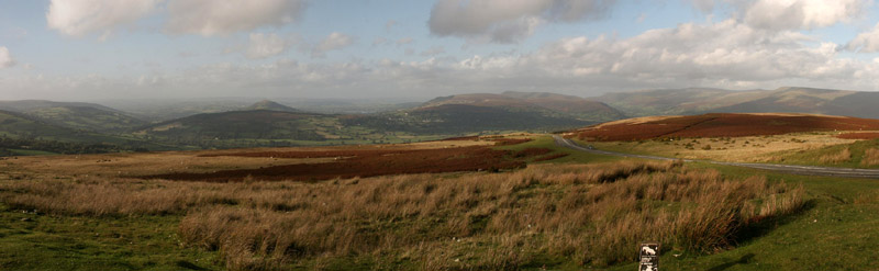 Anklicken zum Vergrern / Click for larger picture. Brecon Beacons Panorama 2 2.10.04