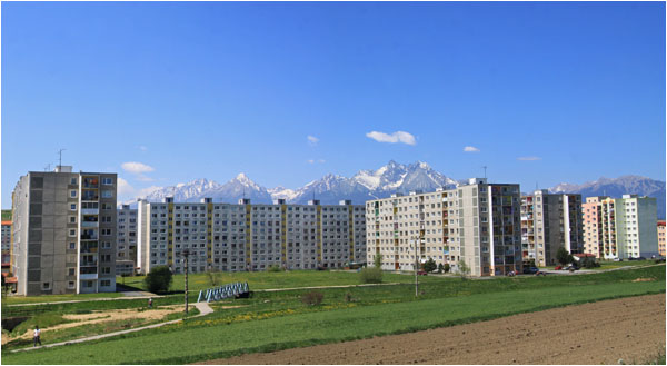 Huserblocks vor dem Tatragebirge / Housing blocks with the Tatra Mountains in the background