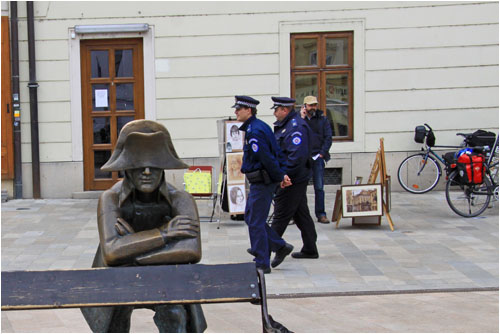 Napoleon versteckt sich vor der Bratislava Polizei / Napoleon is hiding from the Bratislava police