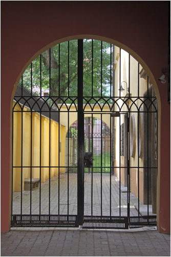 Tor zur Synagoge / Gate to the synagogue
