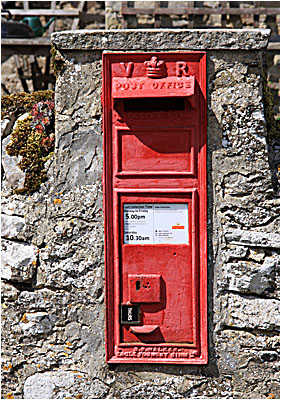 Briefkasten aus den Zeiten von Knigin Victoria / Postbox from Victorian times