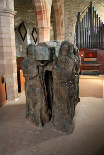 Die Knochen des _Hl. Cuthbert werden von Mnchen getragen, Plastik / St. Cuthberts bones being carried by monks, Statue