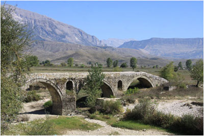 Alte Brücke über den Fluß Drino bei Gjirokastra / Old bridge over the River Drino near Gjirokastra