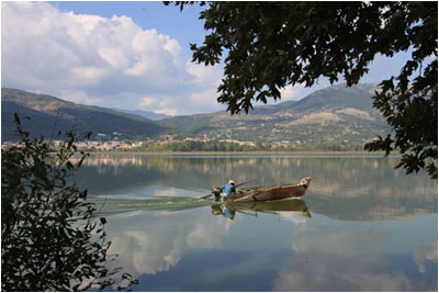 Fisherboot auf dem Kastoriasee. / Fishing boat on Lake Kastoria.
