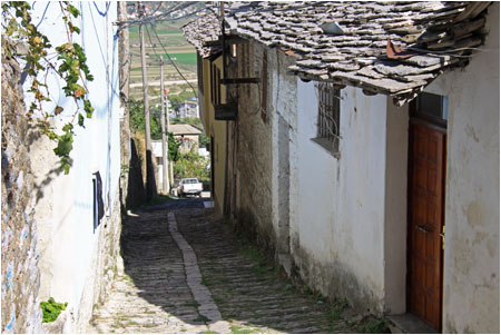 Die Straße Rruga Pazari i Vjetër Pllake im alten Basaar Stadtteil /  The road Rruga Pazari i Vjetër Pllake in the Old Basaar Quarter 