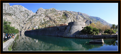 Stadtmauer und Wassergraben, Kotor / Town wall and moat, Kotor