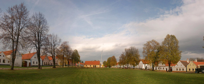 Anklicken zum Vergrößern / Click for larger picture. Holasovice Panorama 10.2005