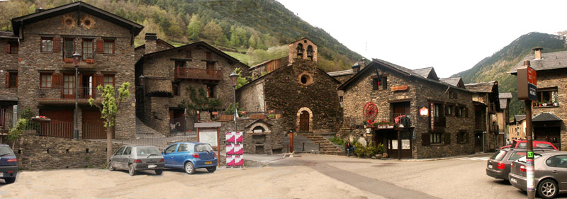 Anklicken zum Vergrößern / Click for larger picture. Andorra Dorf/Village Panorama 5.2005