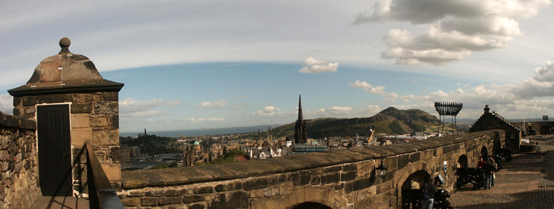Anklicken zum Vergrößern / Click for larger picture. Castle Wall Panorama 2 15.9.04 Edinburgh