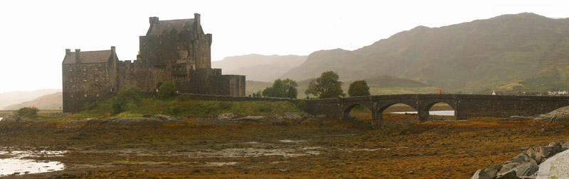 Anklicken zum Vergrößern / Click for larger picture. Eilean Donan Castle Panorama from East 18.9.04
