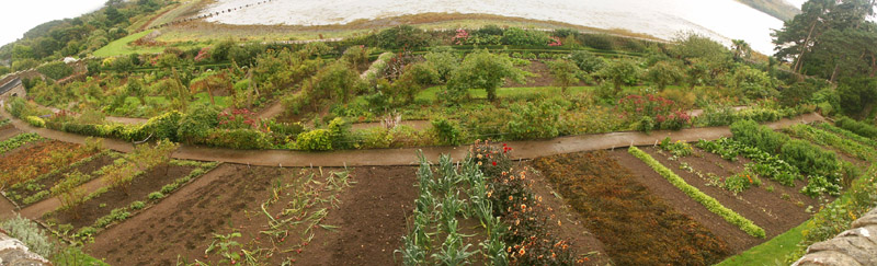 Anklicken zum Vergrößern / Click for larger picture. Perspective Panorama Inverewe Gardens Wester Ross  22.9.2004