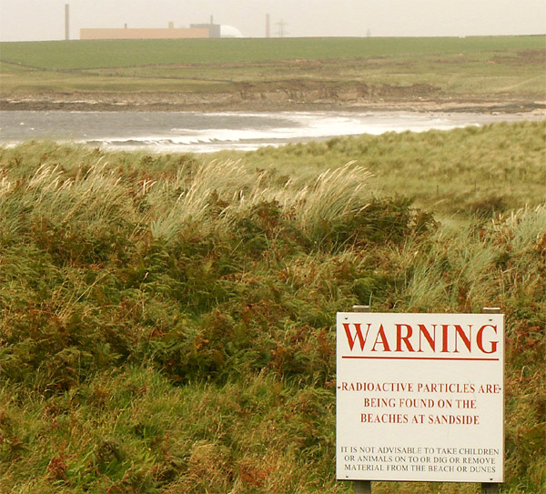 Warning at Reay beach near Dounreay Atomic Power Station 25.09.04