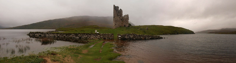 Anklicken zum Vergrößern / Click for larger picture. Ardvreck Castle at Loch Assynt Panorama 27.9.04