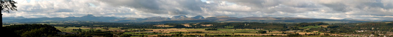 Anklicken zum Vergrößern / Click for larger picture. Highlands panorama from Stirling Castle 28.9.04