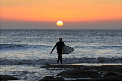 Surfer bei Sonnenuntergang / Surfer at sunset, Southerndown