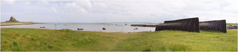 Lindisfarne, Boote und Burg / Boats and castle